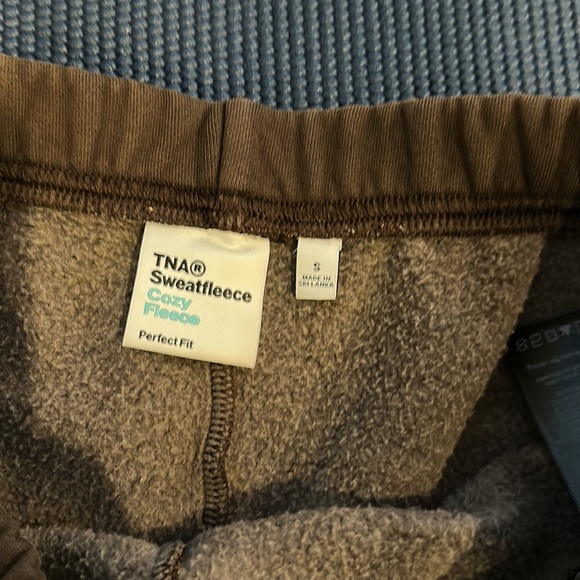 TNA by Aritizia Cozy Fleece Perfect Hi-Rise 3" Sweatshort. - Picture 8 of 9